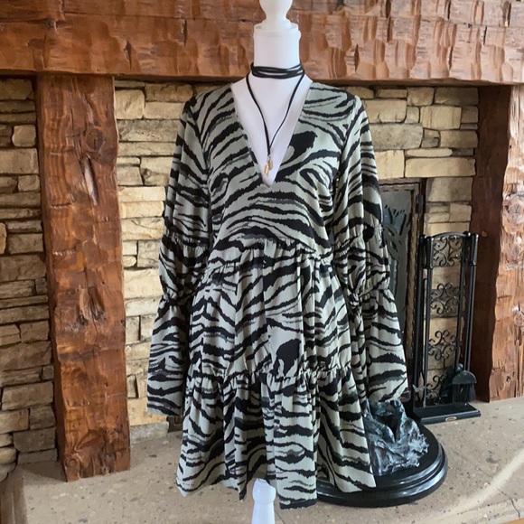 Missguided Dresses & Skirts - NWOT animal print long sleeve ruffle dress
